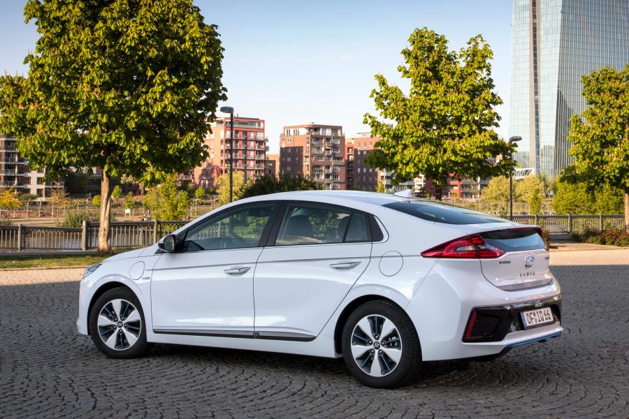  Hyundai IONIQ plug-in (AE) 2016 года  (фото 25 из 42)
